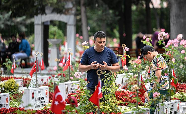 Bayram arifesinde şehitliklerde hüzün: Kahramanlara koştular 25